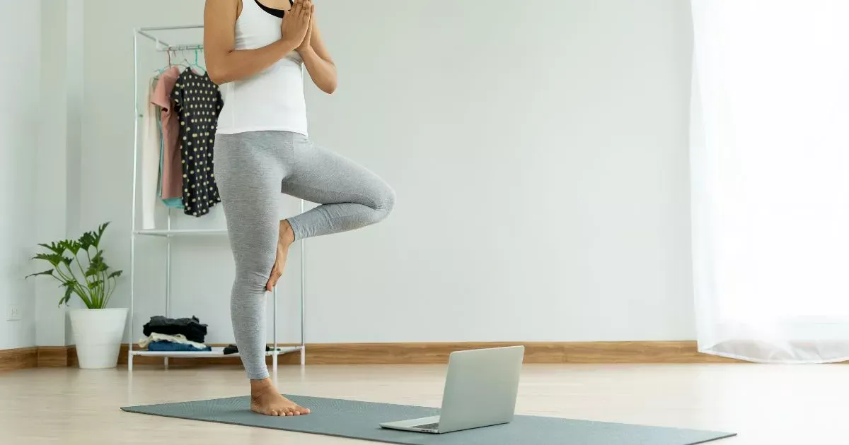 Une femme qui pratique le yoga en ligne 